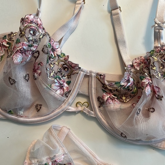 VICTORIAS SECRET Floral Heart Embroidery bra and garter - Picture 4 of 9